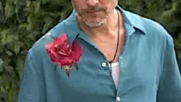 Camiseta azul de rosa de Michael Graziadei de The Young And The Restless