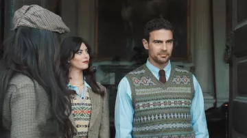 Chaleco de punto de algodón y cachemir Polo Ralph Lauren Fair Isle de punto de cuello en V llevado por Susie Glass (Kaya Scodelario) como se ve en The Gentlemen (S02E01)