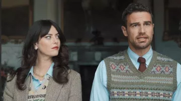 Polo Ralph Lauren Blazer de espiga de un solo botonadura Salva para la lista de deseos que lleva Susie Glass (Kaya Scodelario) como se ve en The Gentlemen (S02E01)