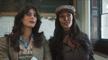 Chaqueta de lana pata de gallo con cinturón de Purdey Melbury llevada por Aisha (Maya Jama) como se ve en The Gentlemen (S02E01)