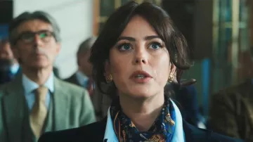 Bufanda cuadrada de lana y seda mogol azul marino Drakes llevada por Susie Glass (Kaya Scodelario) como se ve en The Gentlemen (S02E01)
