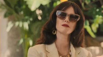 Flecos de Anne Klein Runway Statement y collar collar de colgante de perla falsa llevados por Susie Glass (Kaya Scodelario) como se ve en The Gentlemen (S02E01)