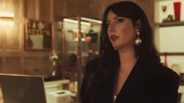 Boucles d’oreilles vintage en fausse perle portées par Susie Glass (Kaya Scodelario) comme on le voit dans The Gentlemen (S02E02)