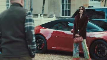 Jean Paul Gaultier Pantalones estampados usados por Susie Glass (Kaya Scodelario) como se ve en The Gentlemen (S02E02)