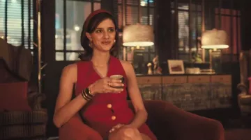 Minifalda Rixo Stefania que lleva la condesa Isabel (Benedetta Porcaroli) tal como se ve en The Gentlemen (S02E02)