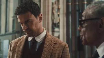 Blazer Kent en laine cachemire Label violet Ralph Lauren porté par Eddie (Theo James) tel que vu dans The Gentlemen (S02E02)