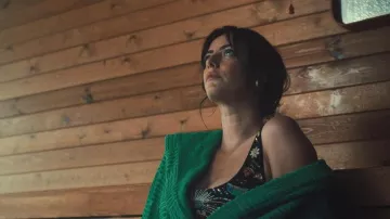 Traje de baño con cuentas de sauce de Oeanus que lleva Susie (Kaya Scodelario) como se ve en The Gentlemen (S02E03)
