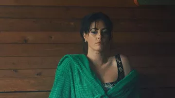 Pendientes de retal de joyería Vivienne Westwood que lleva Susie (Kaya Scodelario) como se ve en The Gentlemen (S02E03)