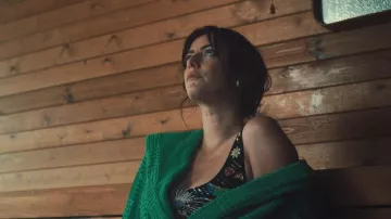 Bata de baño Bottega Veneta en hierba que lleva Susie Glass (Kaya Scodelario) como se ve en The Gentlemen (S02E03)
