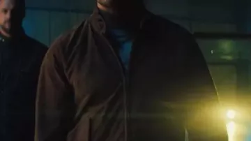 La chaqueta de cuero de ante de Tyler Conti de The Gentlemen S02 llevada por Joe Green (Tyler Conti) en The Gentlemen (S02)