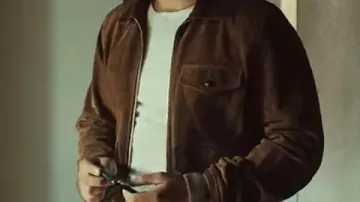 La chaqueta bomber de cuero de ante de Tyler Conti de The Gentlemen S02 llevada por Joe (Tyler Conti) en The Gentlemen (S02)