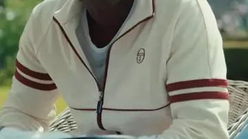 The Gentlemen S02 Benjamin Clémentine Chaqueta deportiva blanca llevada por (Benjamin Clementine) en The Gentlemen (S02)