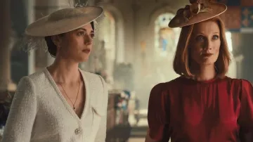 Vestido midi bouclé de autorretrato llevado por Charly Horniman (Jasmine Blackborow) visto en The Gentlemen (S02E03)