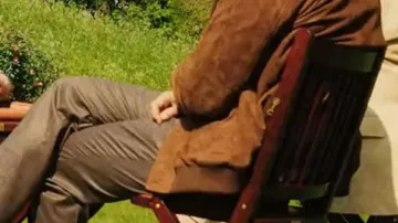 The Gentlemen S02 Chaqueta de cuero de ante de Eddie Horniman llevada por Theo James (Eddie Horniman) en The Gentlemen (S02)