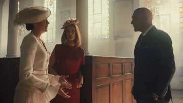 Vestido Midi de satén recogido de Victoria Beckham llevado por Lady Sabrina (Joely Richardson) como se ve en The Gentlemen (S02E03)