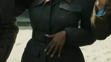 Chaqueta de lana Maya Jama de The Gentlemen S02 llevada por en The Gentlemen (S02)