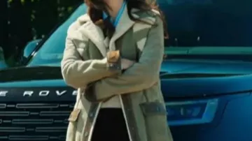 El abrigo de cuero de ante Kaya Scodelario de The Gentlemen S02 llevado por Susie Glass (Kaya Scodelario) en The Gentlemen (T02)