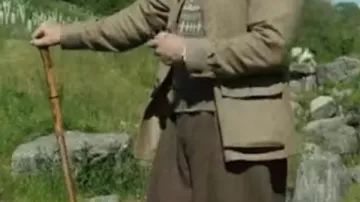 The Gentlemen S02 Chaqueta verde de Theo James llevada por Theo James (Eddie Horniman) en The Gentlemen (T02)