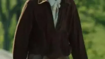 Chaqueta de cuero de ante Benedetta Porcaroli de The Gentlemen S02 llevada por (Benedetta Porcaroli) en The Gentlemen (S02)