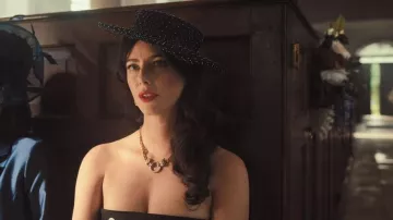 Collar vintage de Butler & Wilson Double Leopard de los años 90 llevado por Susie Glass (Kaya Scodelario) tal y como se ve en The Gentlemen (S02E03)