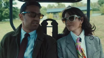 Coach CAD18 llevado por Susie Glass (Kaya Scodelario) como se ve en The Gentlemen (S02E03)