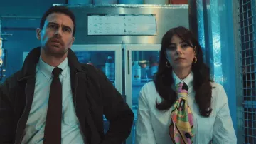 Emilio Pucci Silk Abstract Graphic Scarf Rosas que lleva Susie (Kaya Scodelario) como se ve en The Gentlemen (S02E03)