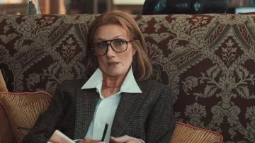 Gafas de montura cuadrada Tom Ford Eyewear llevadas por Lady Sabrina (Joely Richardson) tal como se ve en The Gentlemen (S02E03)