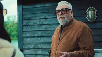 Chaqueta bomber de ante Polo Ralph Lauren llevada por Bobby Glass (Ray Winstone) tal como se ve en The Gentlemen (S02E05)