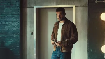 Chaqueta bomber Heavyweight de ante A-2 de Drakes Tobacco llevada por Joe (Tyler Conti) como se ve en The Gentlemen (S02E03)
