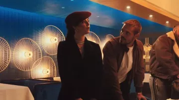 Chaqueta bomber de ante Prada usada por Joe Green (Tyler Conti) como se ve en The Gentlemen (S02E05)