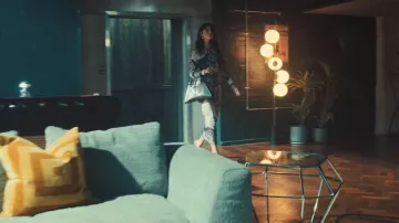 Jean Paul Gaultier Vestido de malla estampado Heráldico llevado por Susie Glass (Kaya Scodelario) visto en The Gentlemen (S02E05)