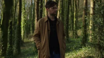 Cotton trenchcoat of Ohm Bauman (Adam Scott) in Hokum