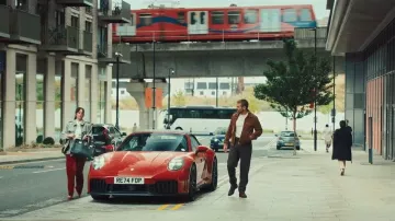Pantalones de terciopelo Gucci usados por Susie Glass (Kaya Scodelario) como se ve en The Gentlemen (S02E05)