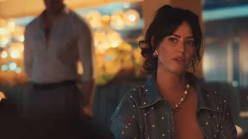 Chanel Pearl Necklace worn by Susie Glass (Kaya Scodelario) as seen in The Gentlemen (S02E05)