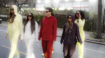 Gafas cuadradas de Chanel con logo entrelazado CC que lleva Arian Biermann en la película Next Gen NYC (S02E10)