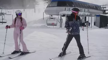 Chaqueta de montaña de la bandana Supreme x the north Face llevada por Shai Fruchter, tal como se ve en Next Gen NYC (S02E11)