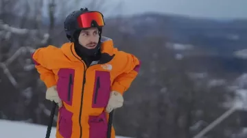 La chaqueta dragline North Face que lleva Liam Obergfoll vista en Next Gen NYC (S02E11)