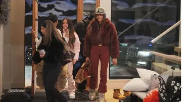 Bottes à pailletés basses Moon Boot Icon portées par Emira D’Spain, telles que vues dans Next Gen NYC (S02E11)