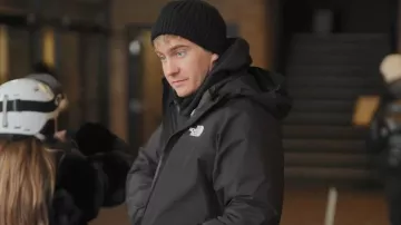 La veste isolante North Face Quest DryVent™ portée par Charlie Zakkou, telle que vue dans Next Gen NYC (S02E11)
