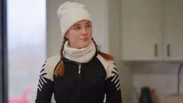 Le bonnet urbain embossé North Face porté par Rowan Francis Henchy tel que vu dans Next Gen NYC (S02E11)