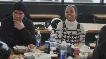Pantalon de ski Jg Bib Perfect Moment porté par Ava Dash tel que vu dans Next Gen NYC (S02E11)