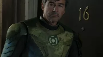 Veste en cuir costume verte portée par Hal Jordan (Kyle Chandler) dans Lanterns (S01)