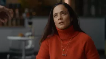 Pull ME+EM Raglan + Cachemire Snood porté par Daniela Dessen (Jennifer Connelly) tel que vu dans Dark Matter (S02E01)
