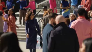 Manteau féminin Max Mara Paolore Blue Porté par le Dr Amanda Lucas (Alice Braga) tel que vu dans Dark Matter (S02E01)