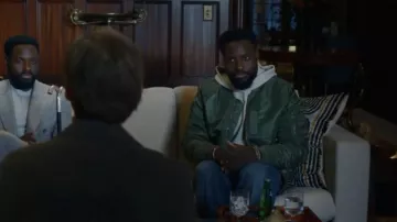 Veste de vol Alpha Industries MA-1 Regular Fit portée par Leighton Vance (Dayo Okeniyi) telle que vue dans Dark Matter (S02E02)