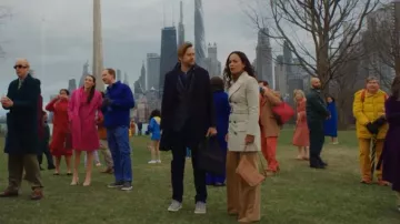 Veste crème en coton texturé Saint Laurent à double croisement portée par le Dr Amanda Lucas (Alice Braga) telle que vue dans Dark Matter (S02E02)