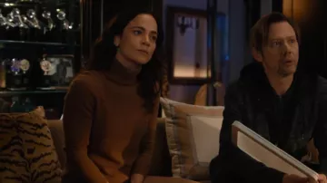 C by Bloomingdale’s Cashmere 100 % Cashmere Turtleneck porté par le Dr Amanda Lucas (Alice Braga) tel que vu dans Dark Matter (S02E02)