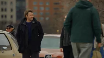 Manteau de laine bleue Scotch & Soda Blend porté par Jason Dessen / Jason2 (Joel Edgerton) tel que vu dans Dark Matter (S02E02)