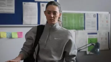 Sweat-shirt Nike Phoenix Fleece demi-fermeture porté par Alice Chilton (Tanya Reynolds) tel que vu dans Ted Lasso (S04E05)