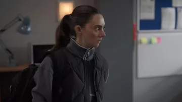 Sweat-shirt Cotton On Plush Essential Quarter Zip porté par Alice Chilton (Tanya Reynolds) tel que vu dans Ted Lasso (S04E05)